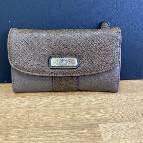 Jessica Simpson Brown PVC Tri Fold Wallet Button Clasp Leopard Print - Picture 1 of 11